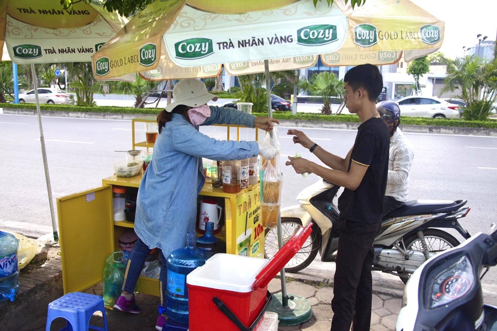 nguoi dan lam gi de chong nong trong nhung ngay ha noi nhu chao lua