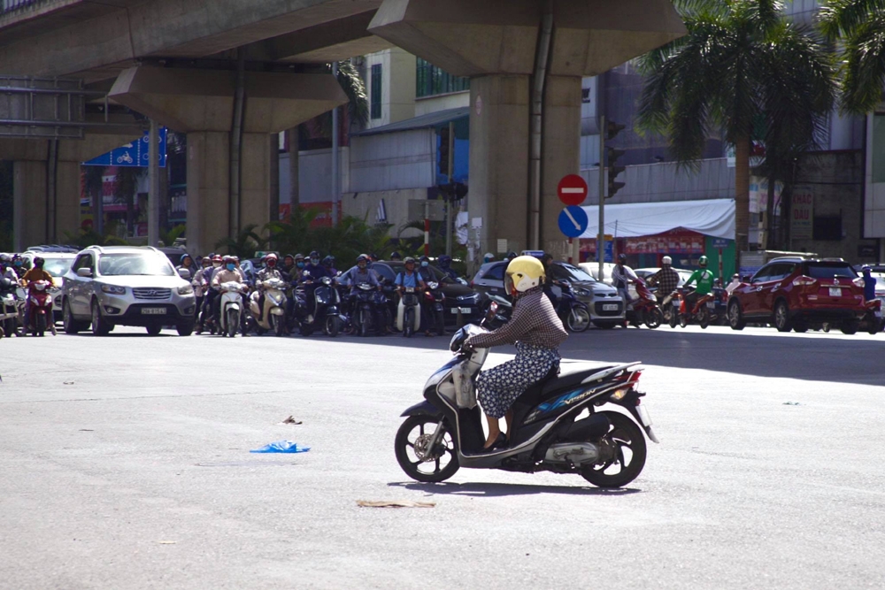 nguoi dan lam gi de chong nong trong nhung ngay ha noi nhu chao lua