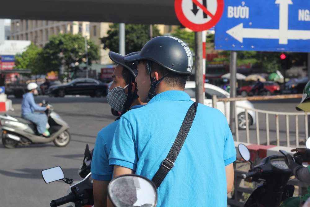 nguoi dan lam gi de chong nong trong nhung ngay ha noi nhu chao lua