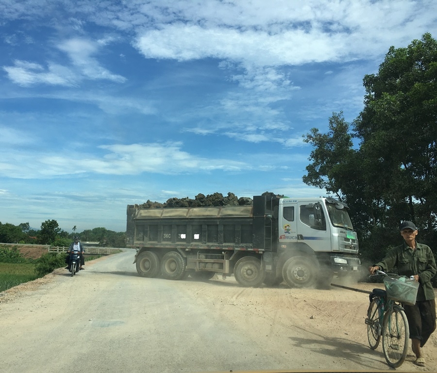 Thọ Xuân (Thanh Hóa): Đê sông Chu bị hỏng nghiêm trọng do xe quá tải lưu thông