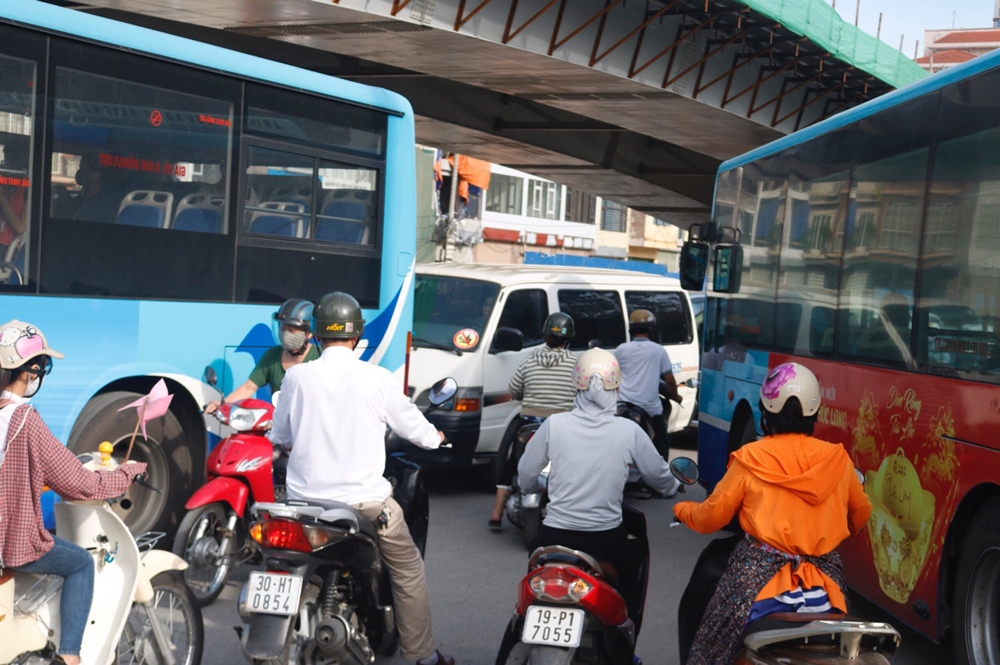 ha noi xuat hien diem den un tac tai duong nguyen van huyen trong nhung ngay nang nong