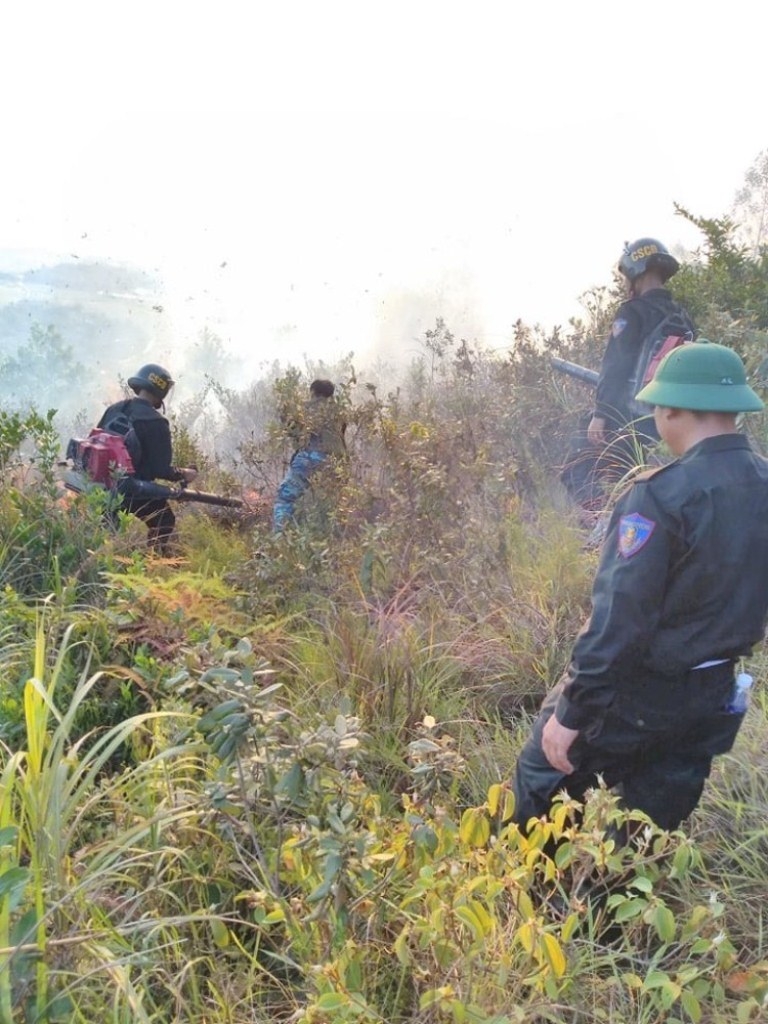 chay rung dien rong nguoi dan xu nghe xuyen dem dam minh giua bien lua cuu rung