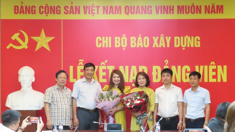 Chi bộ Báo Xây dựng kết nạp thêm 2 đảng viên mới