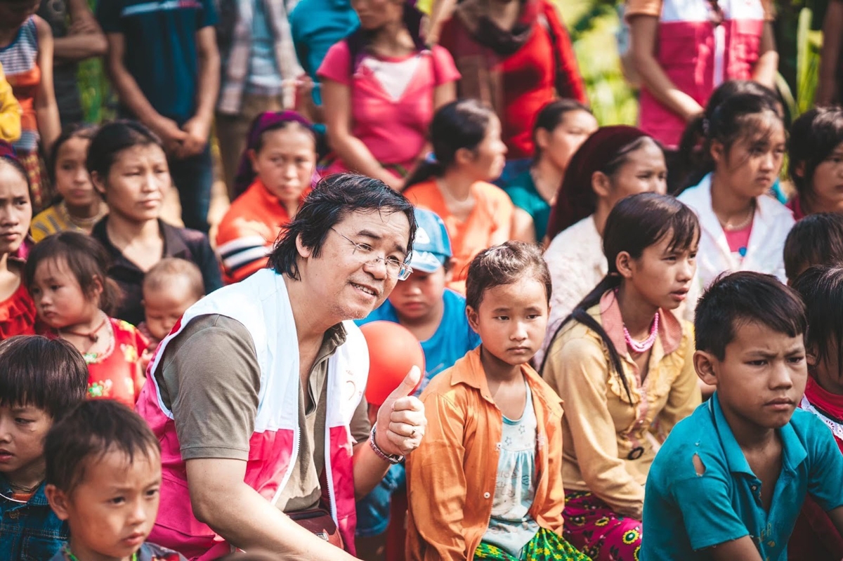 nguoi hoa sy mang trai tim hong