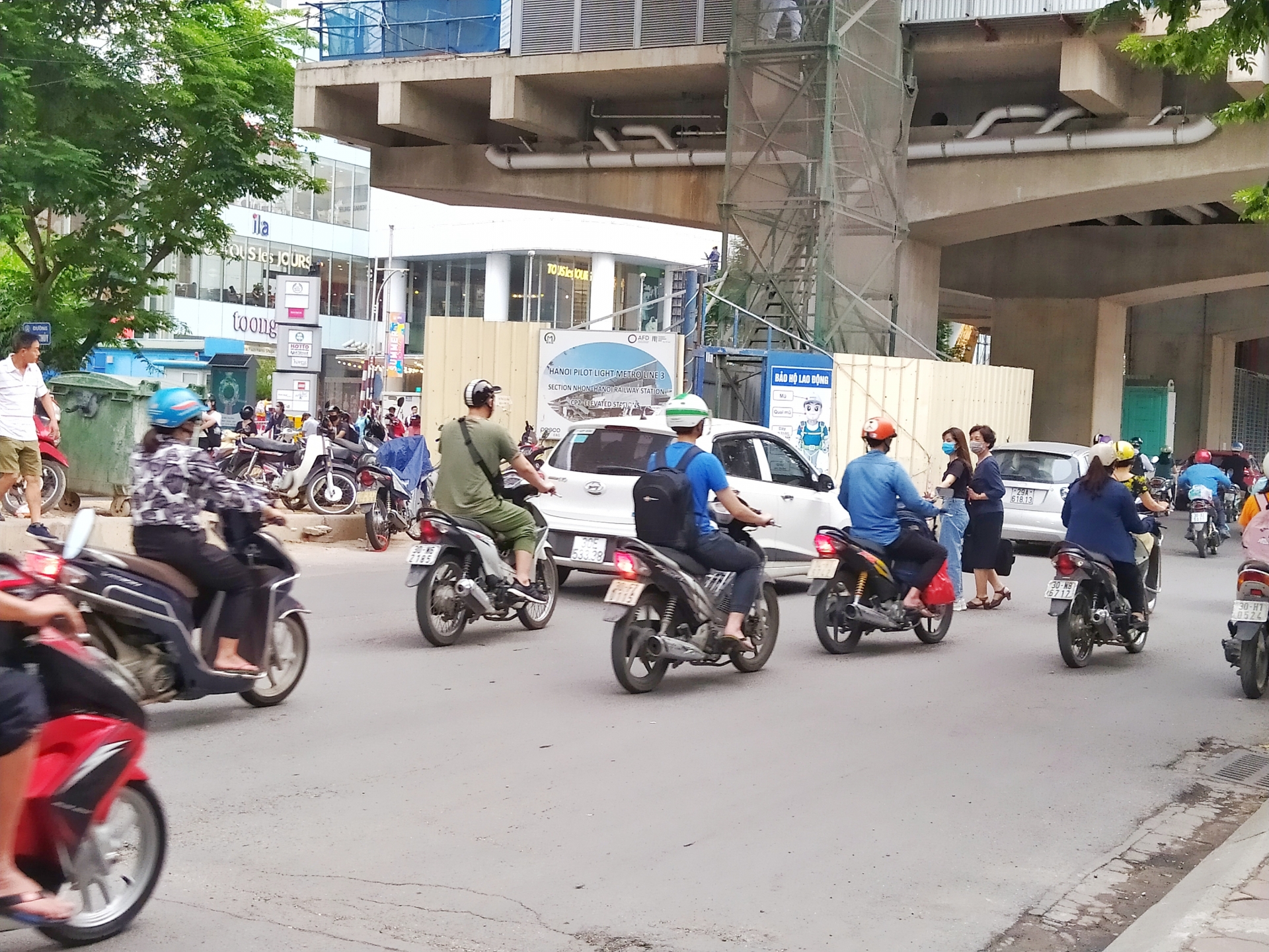 nhung thoi quen kho bo cua nguoi di bo sang duong