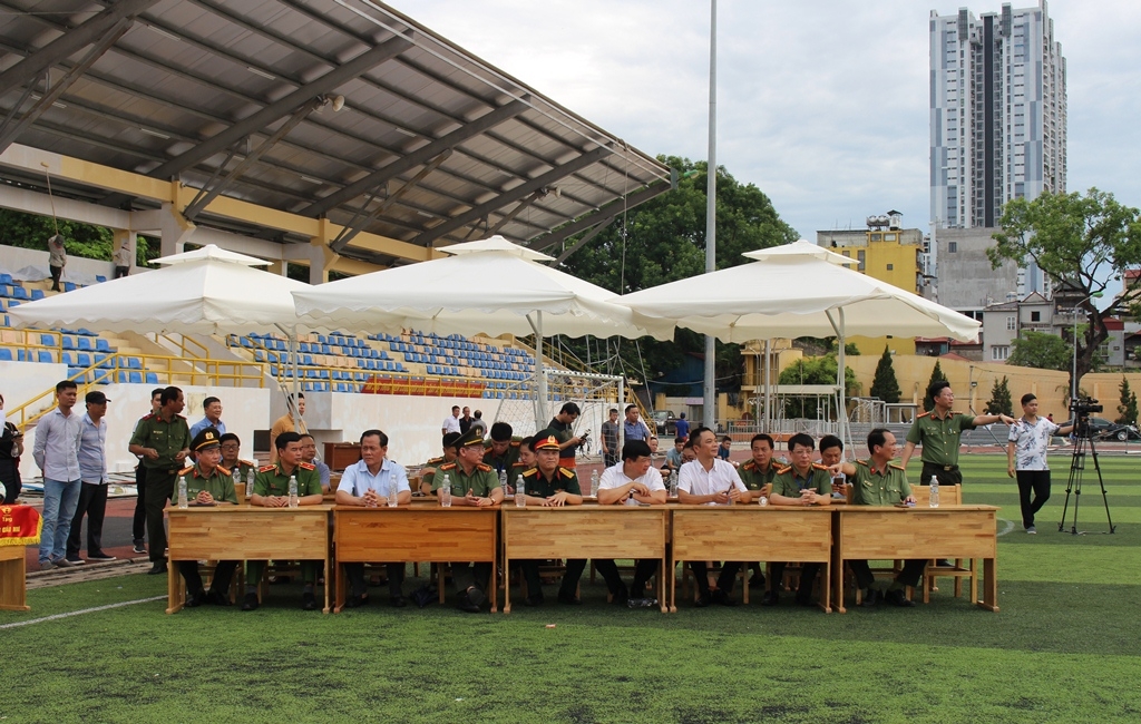 khai mac giai bong da mua he 2020 tranh cup bao cong an nhan dan