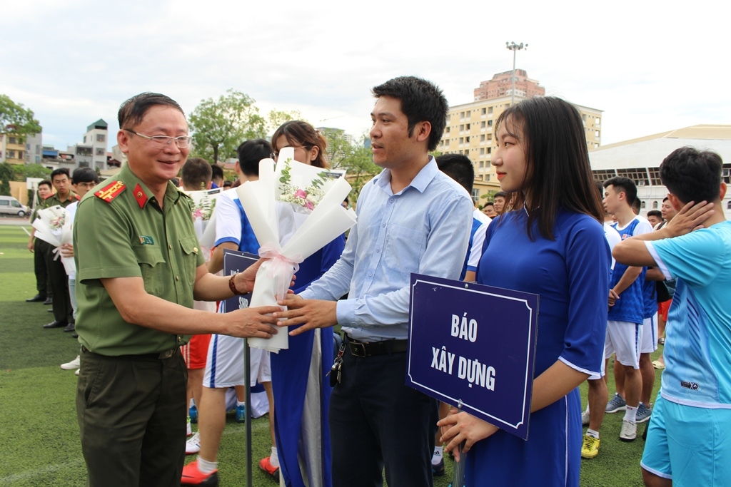 khai mac giai bong da mua he 2020 tranh cup bao cong an nhan dan