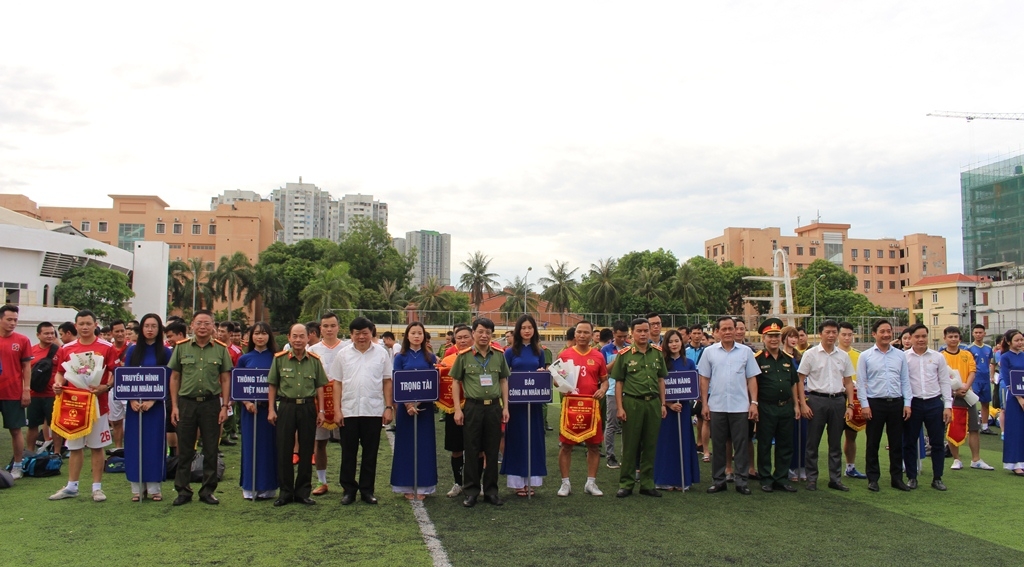 khai mac giai bong da mua he 2020 tranh cup bao cong an nhan dan