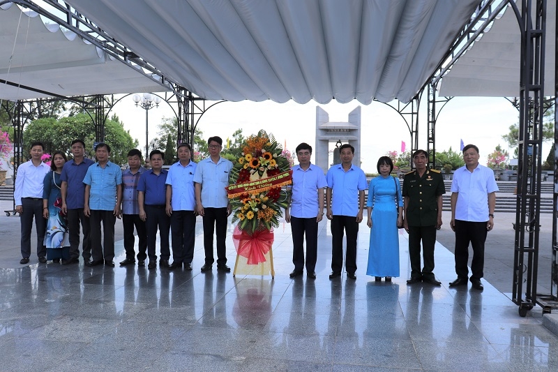 doan cong tac huyen binh xuyen tri an cac anh hung liet sy tai quang tri