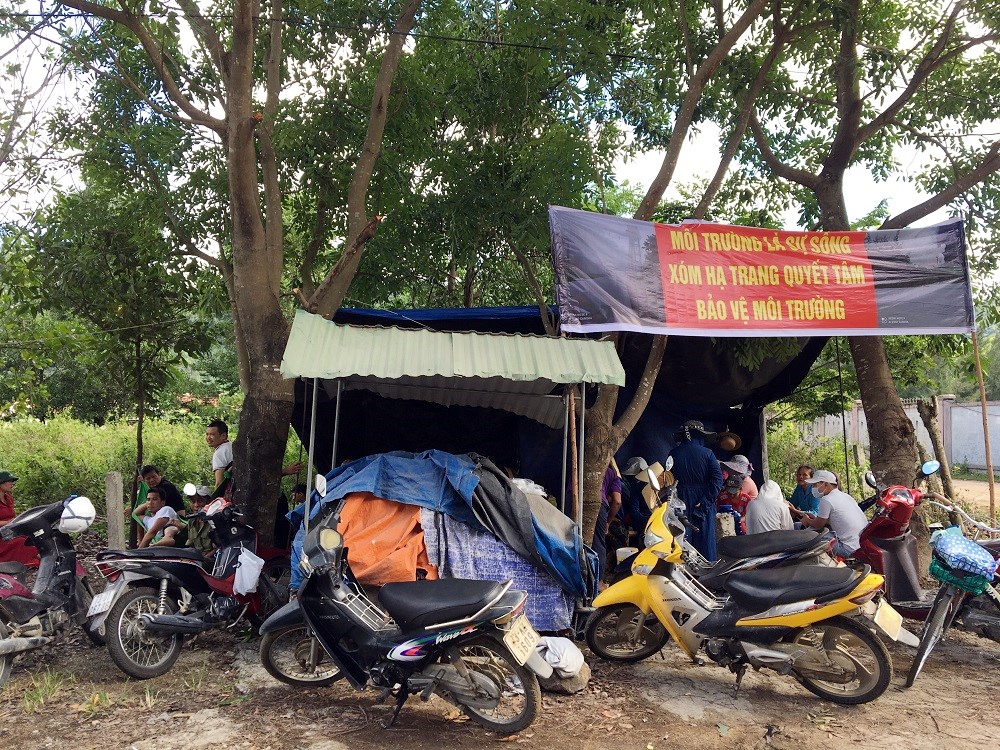 quang binh dan dung lan trai chan duong phan doi thi cong nha may xi mang van hoa