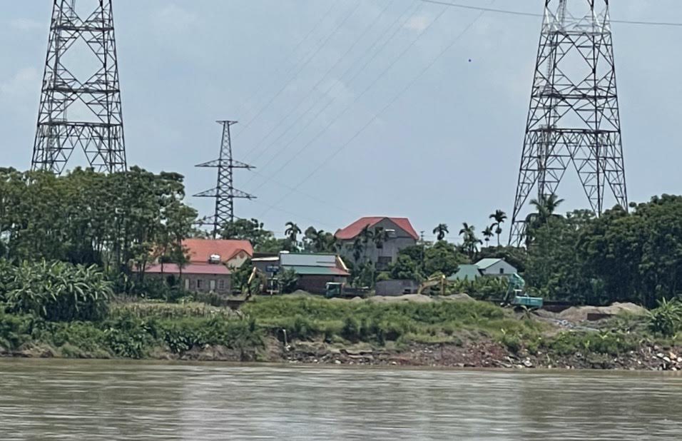 phu tho de nghi xu ly dut diem ben bai khong phep hoat dong duoi chan cau phong chau