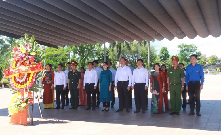 doan lanh dao tinh vinh phuc vieng cac anh hung liet si tai thanh co quang tri