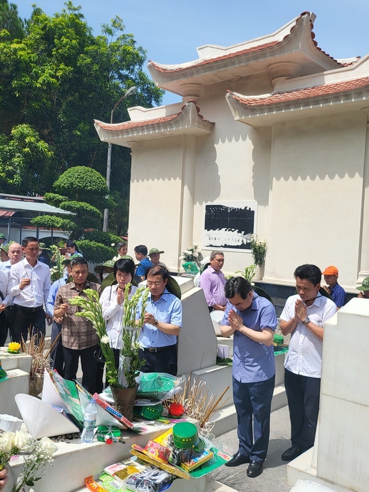 bo truong nguyen thanh nghi dang huong tai nga ba dong loc va trong cay luu niem tai khu di tich