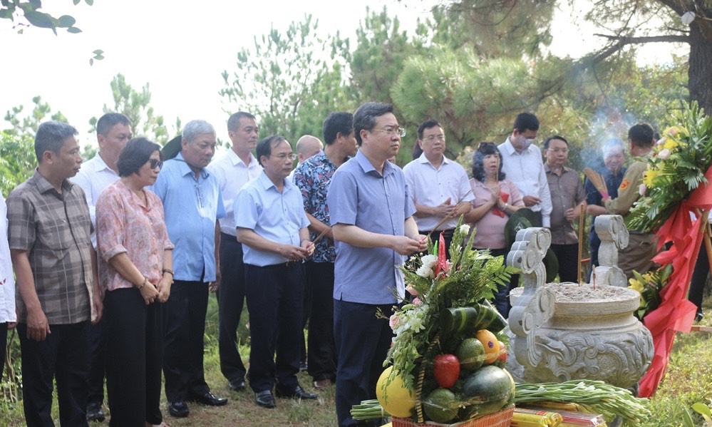 Quảng Bình: Đoàn công tác Bộ Xây dựng dâng hương, viếng mộ Đại tướng Võ Nguyên Giáp