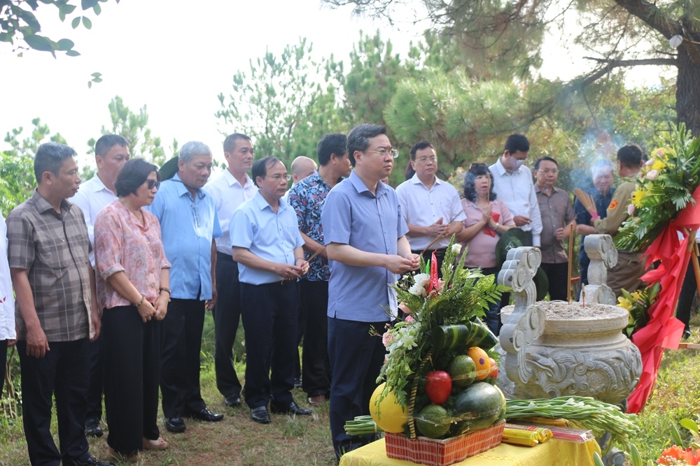 quang binh doan cong tac bo xay dung dang huong vieng mo dai tuong vo nguyen giap