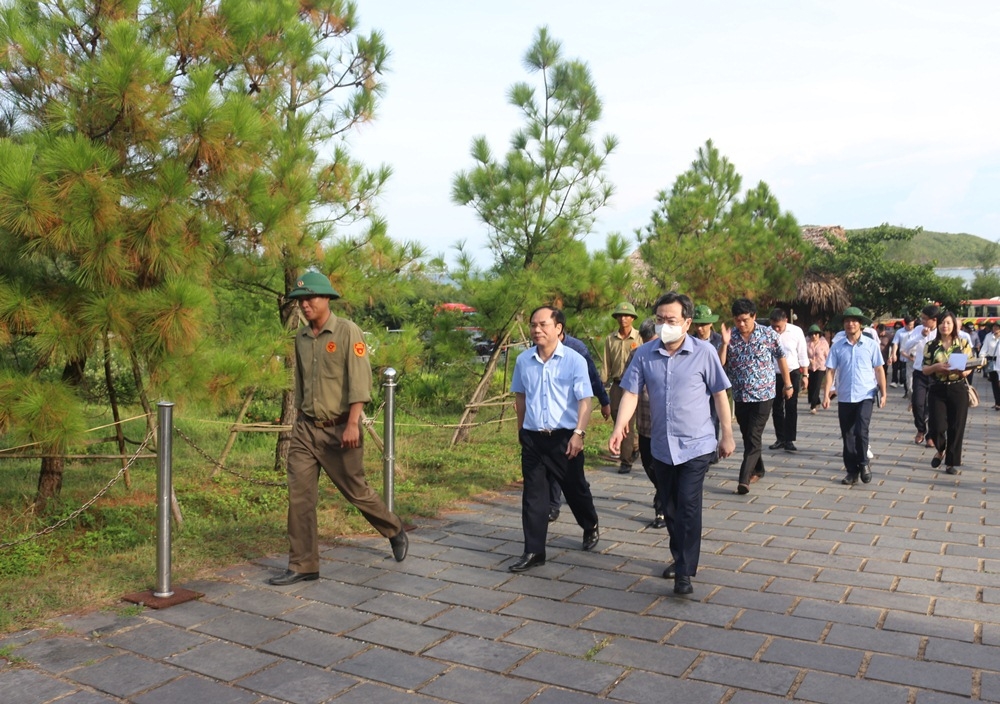 quang binh doan cong tac bo xay dung dang huong vieng mo dai tuong vo nguyen giap