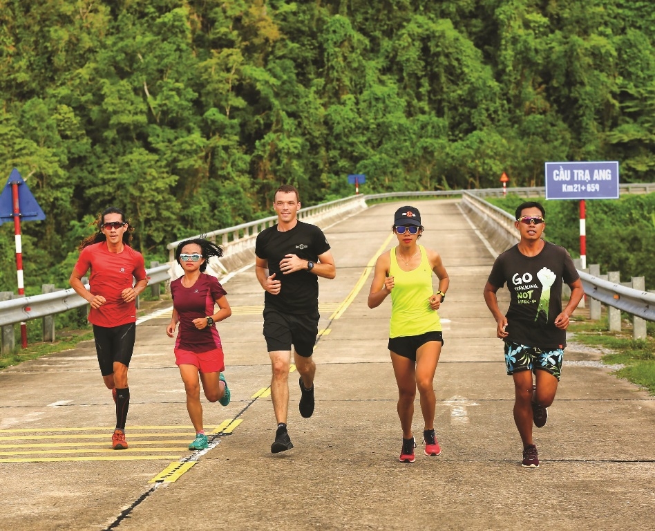 tiep tuc hoan giai marathon kham pha quang binh