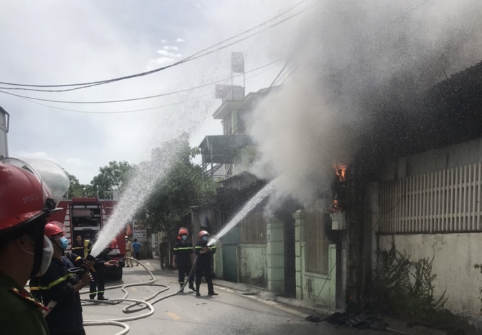 Thành phố Vinh: Cháy nhà thiêu rụi ôtô con, nhiều tài sản hư hỏng