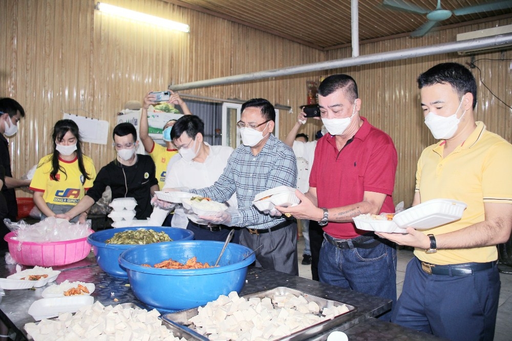 cau lac bo bong da dong a thanh hoa va hoi co dong vien nhung tam long vang giua dai dich