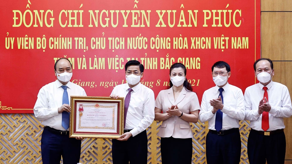 Bắc Giang đón nhận Huân chương Lao động nhờ làm tốt công tác phòng, chống Covid-19