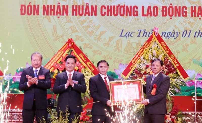 hoa binh cong bo huyen lac thuy dat chuan nong thon moi