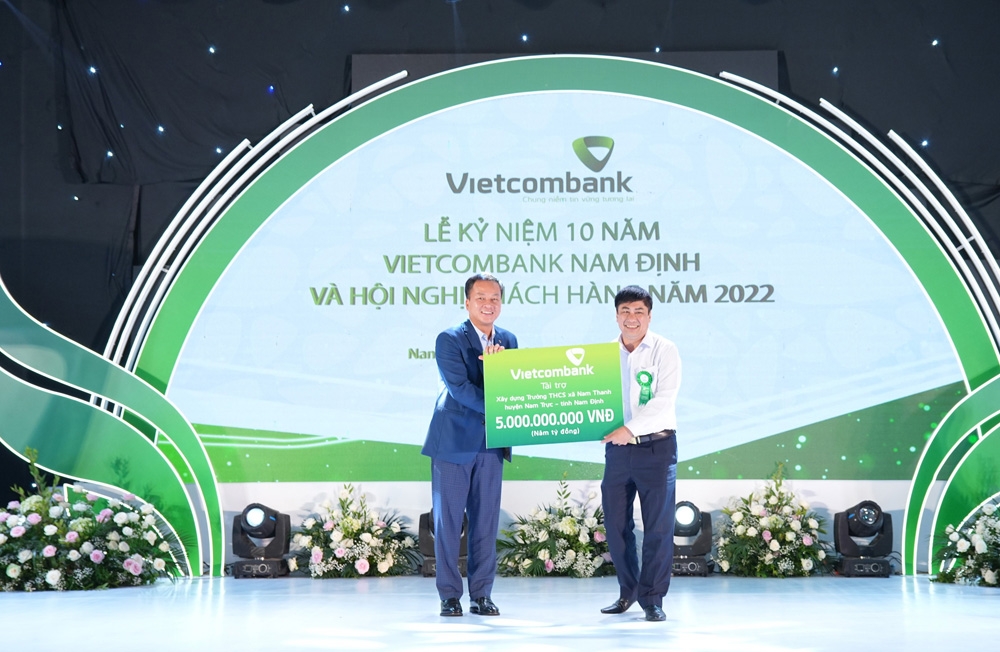 Nam Trực (Nam Định): Vietcombank trao 5 tỷ đồng hỗ trợ kinh phí xây dựng trường THCS xã Nam Thanh