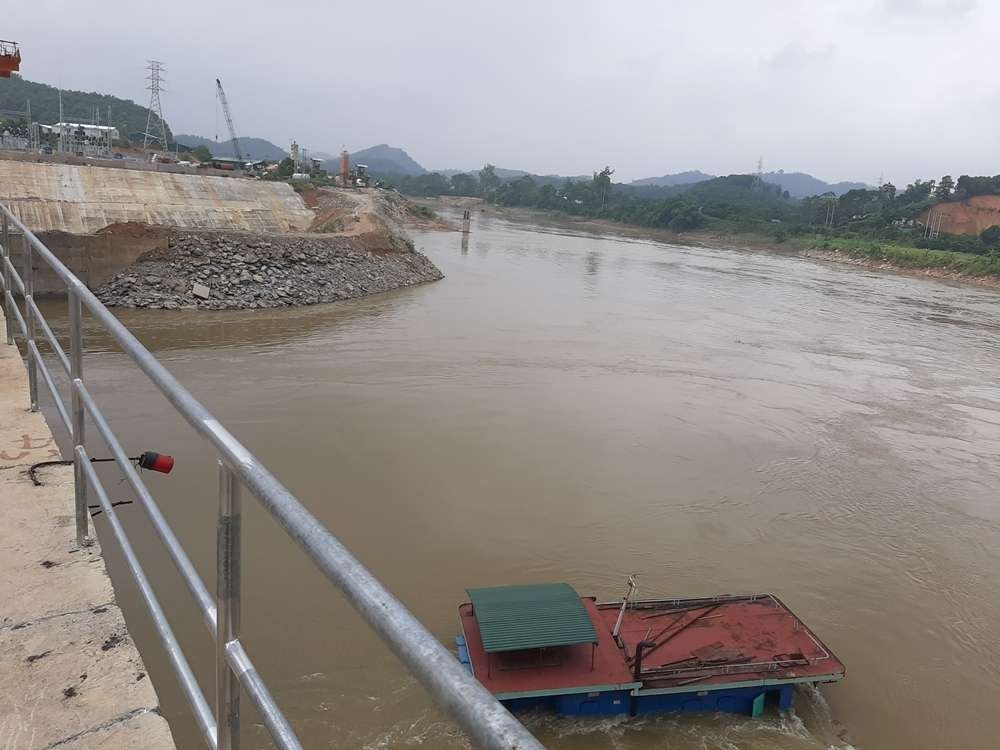 Vụ lật tàu tại cửa đập thủy điện Sông Lô: Các cơ quan chức năng “đùn đẩy” trách nhiệm