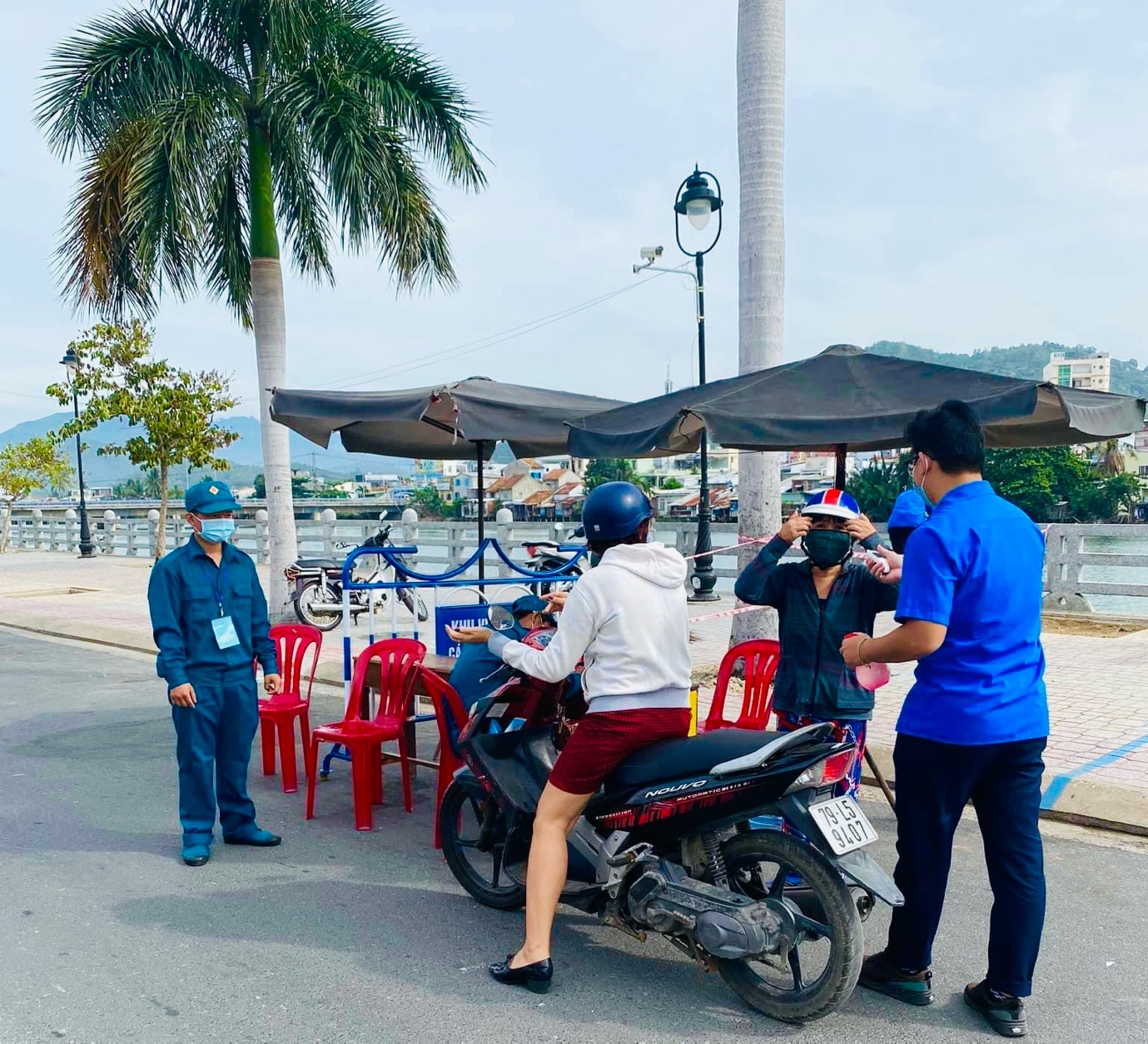 nha trang mot so cua hang kinh doanh duoc hoat dong tro lai