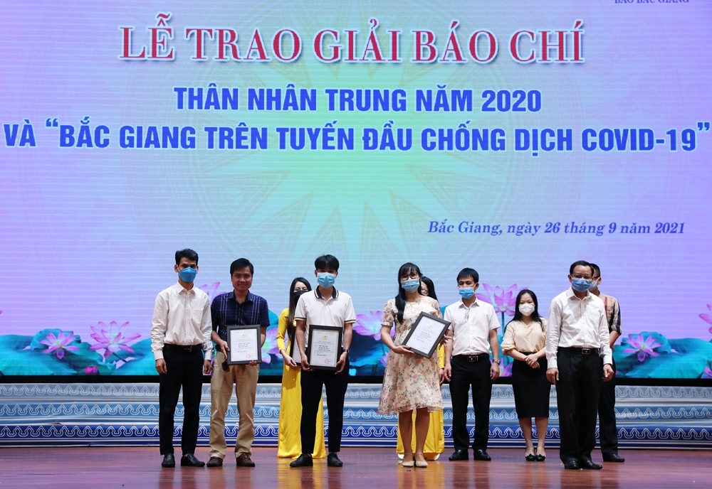 Nhóm phóng viên Báo Xây dựng đoạt giải trong cuộc thi “Bắc Giang trên tuyến đầu chống dịch Covid-19”