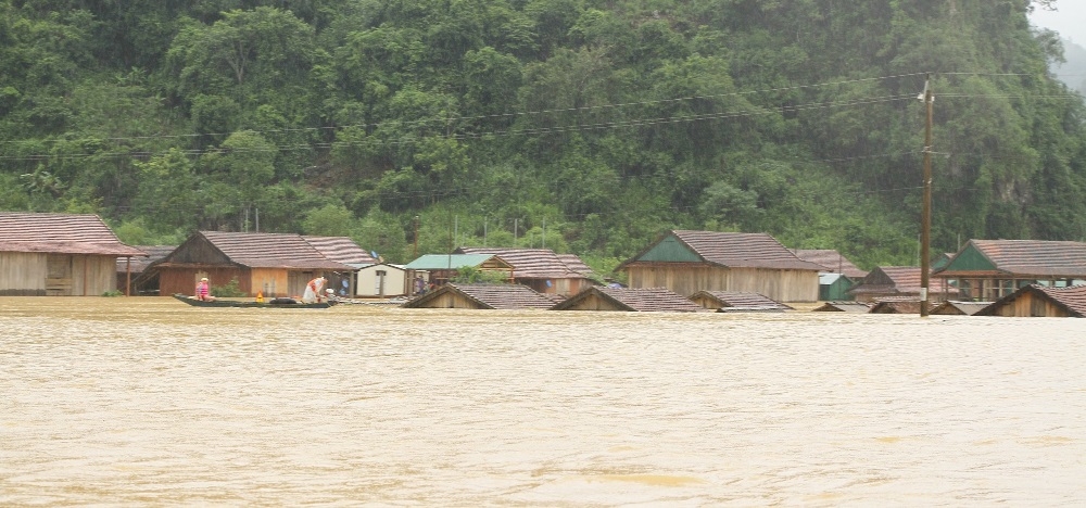 quang binh hon 34100 ngoi nha lai ngap chim trong lu