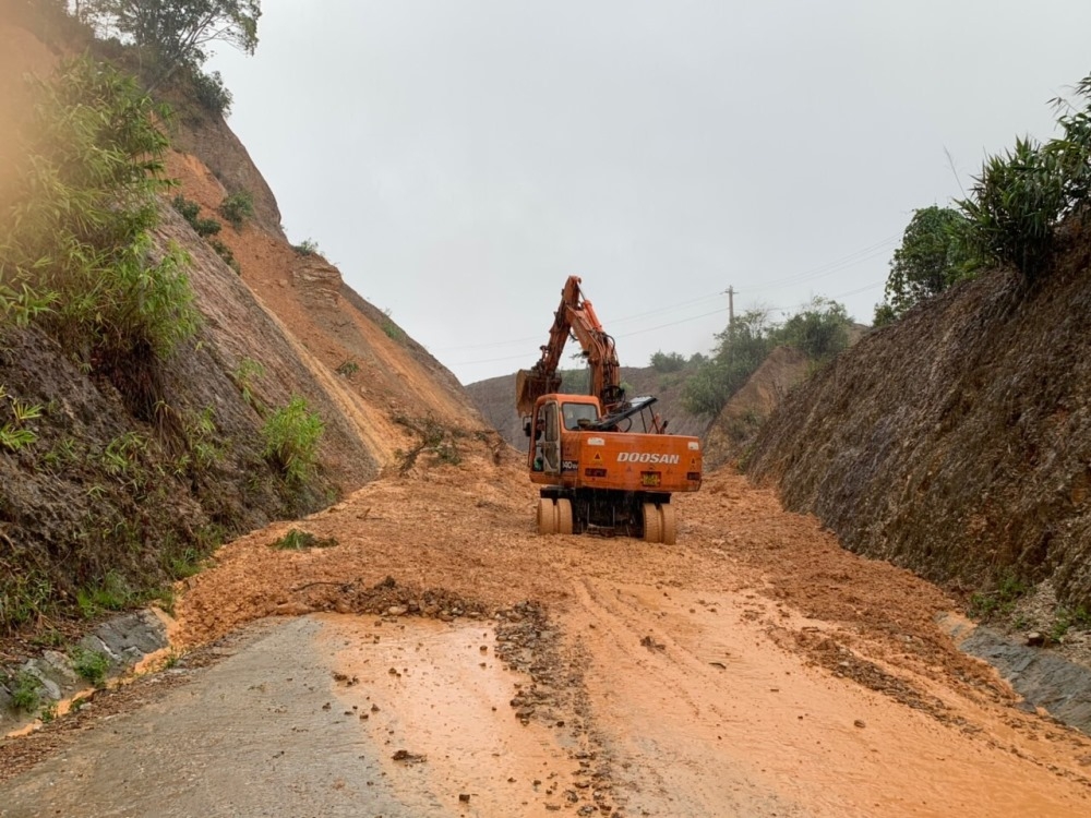 quang binh khan truong khac phuc cac tuyen duong bi hu hong