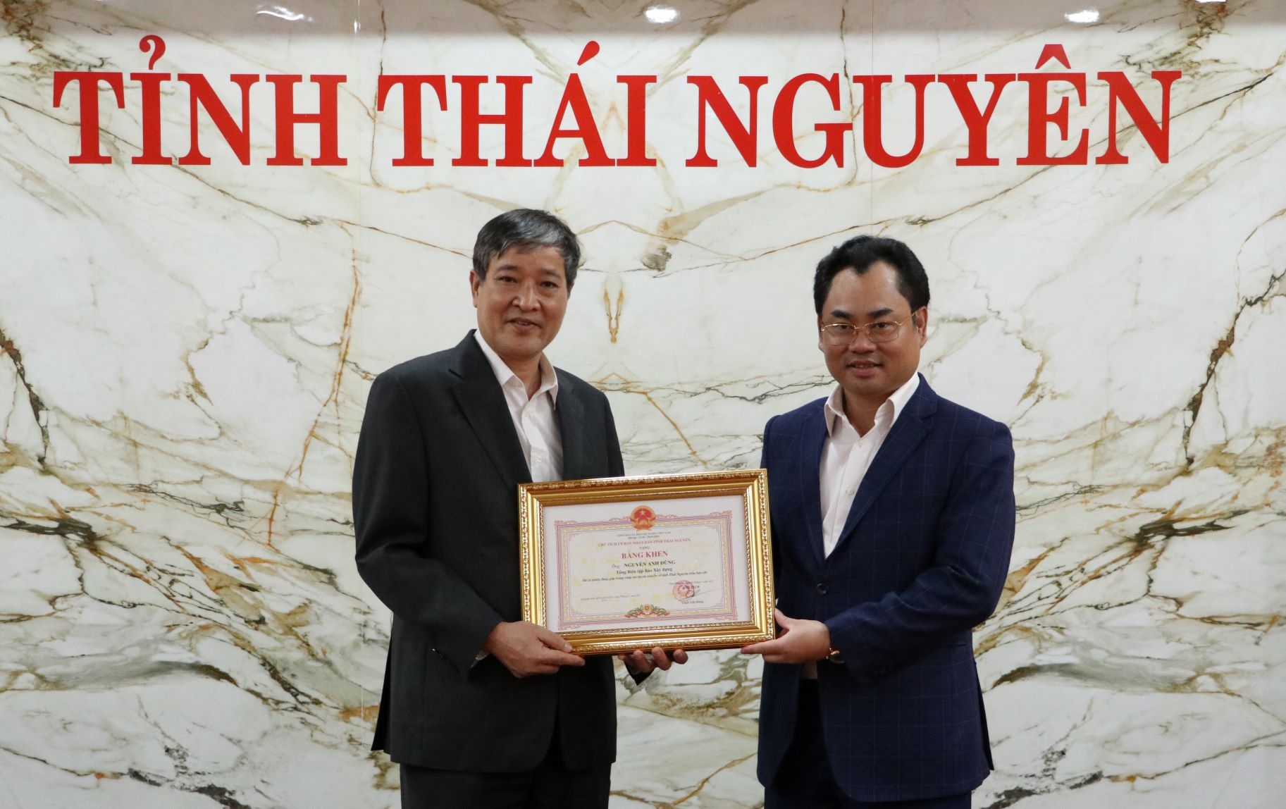 Chủ tịch UBND tỉnh Thái Nguyên trao tặng bằng khen cho Tổng biên tập Báo Xây dựng