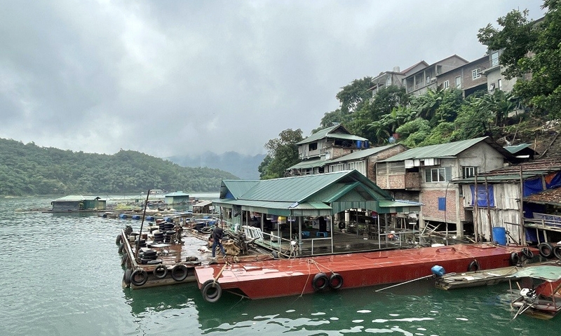 Hàng loạt bè nổi tự phát gây “nhếch nhác” lòng hồ Hòa Bình