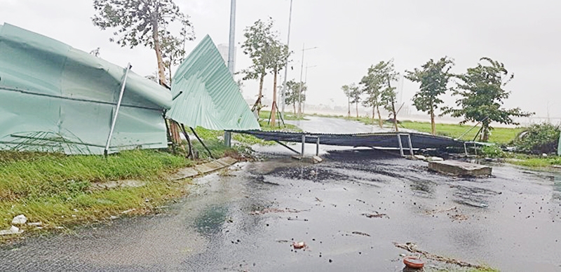 Hiểm họa từ mái tôn trong mùa mưa bão