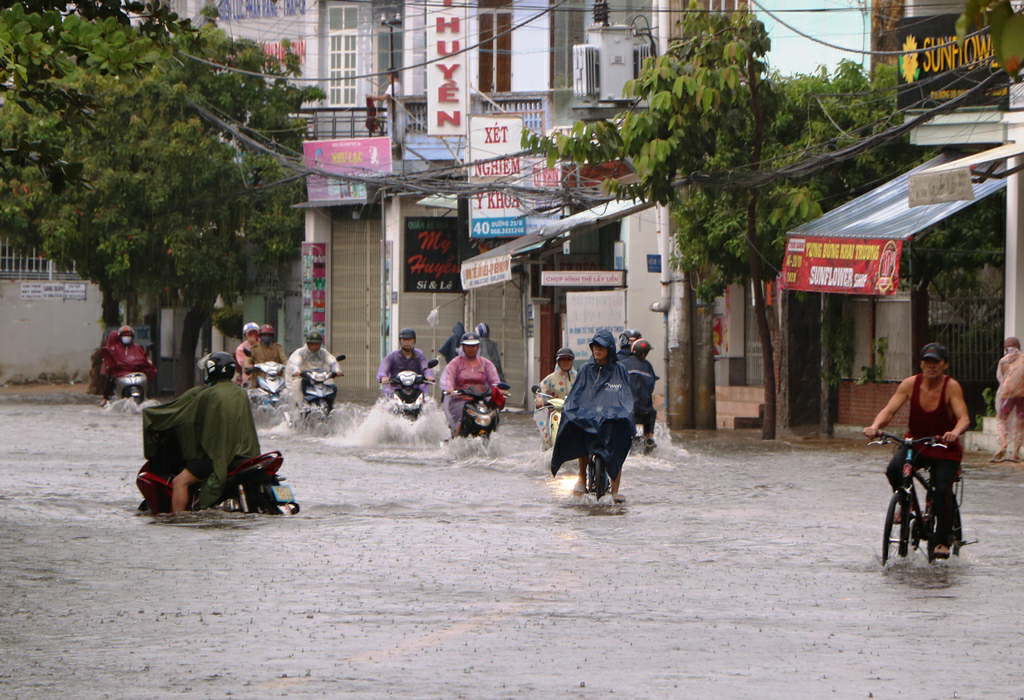 ninh thuan mua lien tuc 24 gio lam nhieu nha dan bi ngap