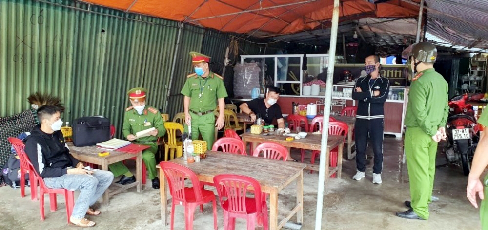 Thành phố Vinh: Chấn chỉnh, xử lý các hàng quán vỉa hè kinh doanh trái phép trước khu vực bệnh viện