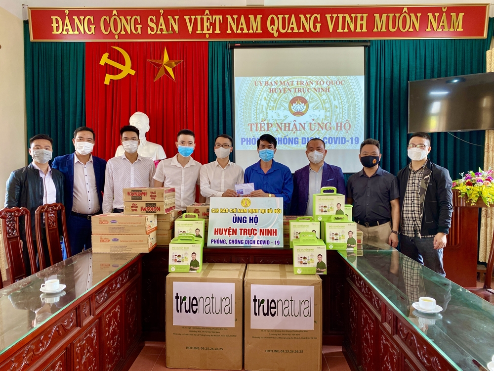 clb bao chi nam dinh tai ha noi trao qua ung ho phong chong dich covid 19 tai tinh nam dinh