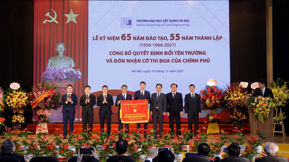 Đại học Xây dựng Hà Nội đón nhận cờ thi đua của Chính phủ và công bố quyết định đổi tên trường