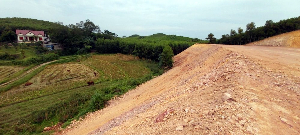 phu binh thai nguyen nan san gat dat bua bai dien ra cong khai truoc su tho o cua chinh quyen dia phuong