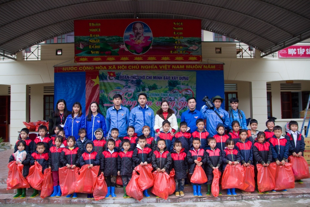 Hành trình “Đông ấm vùng cao” của Chi đoàn Báo Xây dựng tại Hà Giang