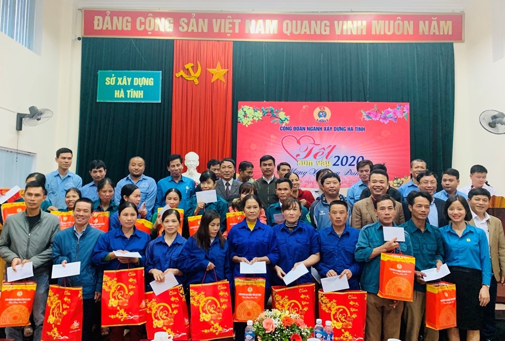 nganh xay dung ha tinh tien phong mang tet sum vay den voi doan vien kho khan