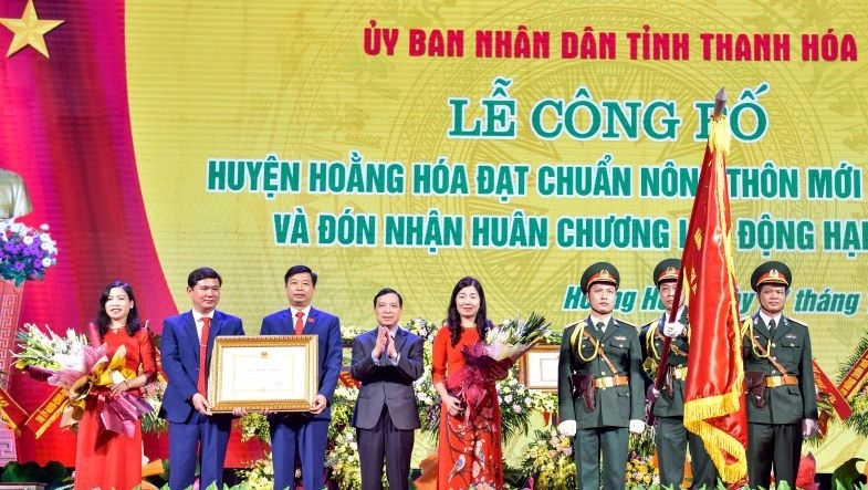 thanh hoa huyen hoang hoa don nhan bang dat chuan nong thon moi va huan chuong lao dong hang iii