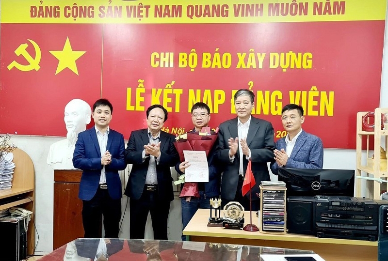 Chi bộ Báo Xây dựng kết nạp đảng viên mới