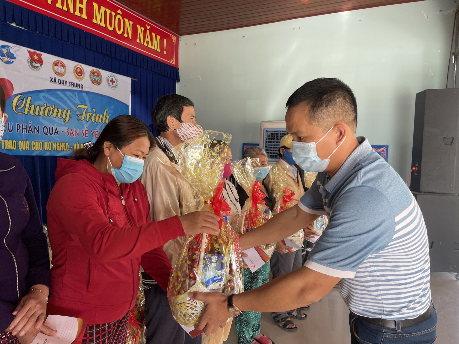 quang nam trao qua tet som cho nguoi dan xa duy trung