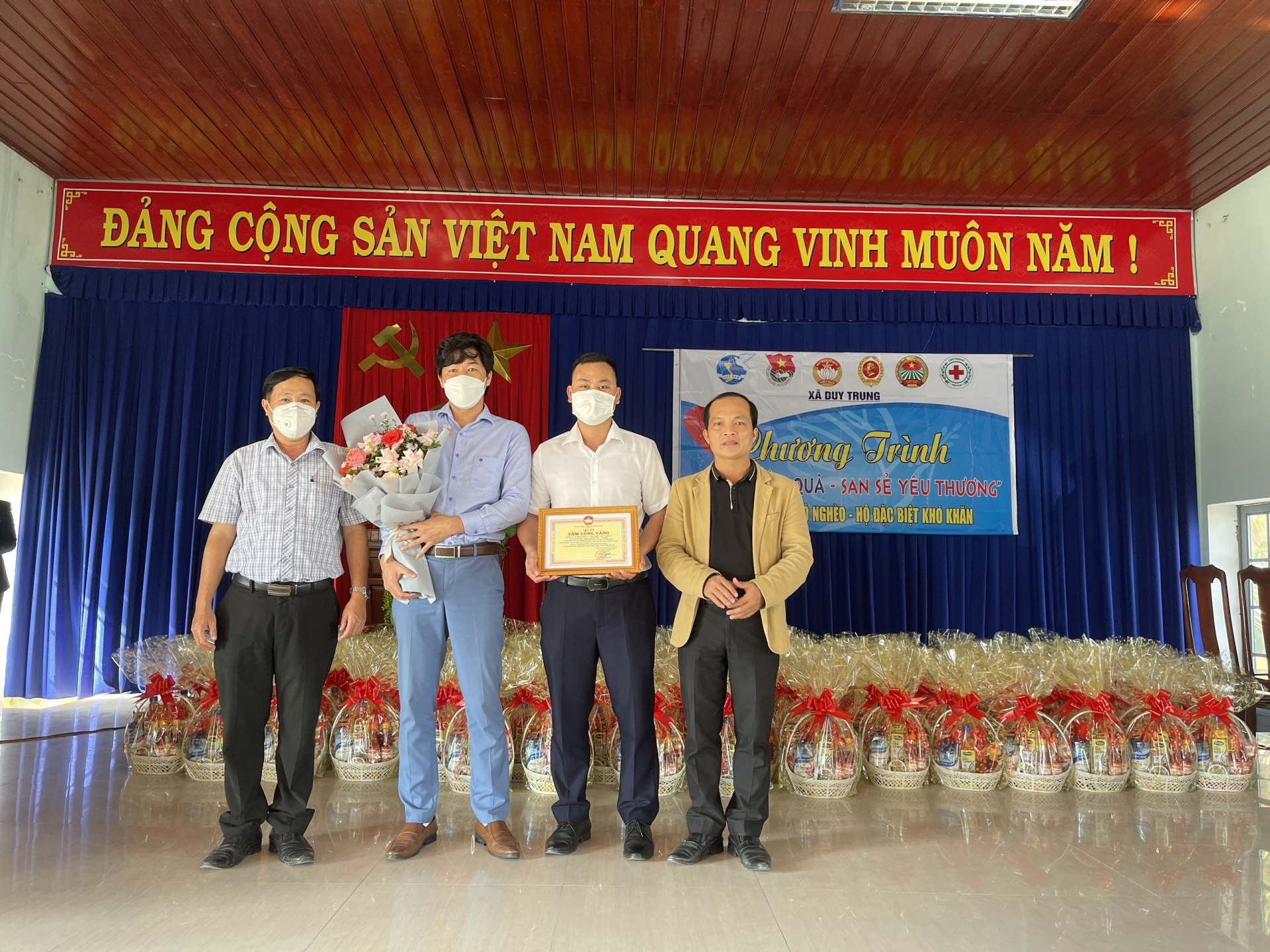 quang nam trao qua tet som cho nguoi dan xa duy trung