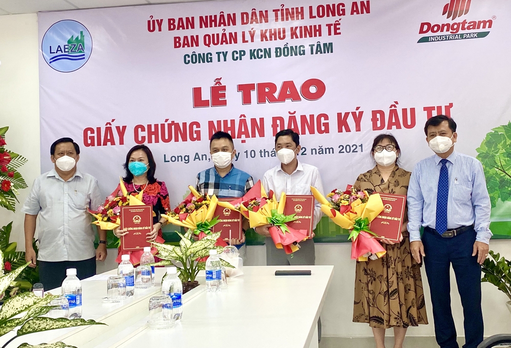 long an trao giay chung nhan dau tu nha dau tu thu cap trong khu cong nghiep thuan dao mo rong