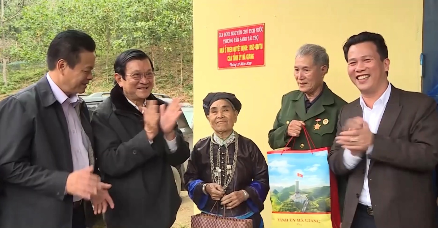 ha giang nhung ngoi nha y dang long dan