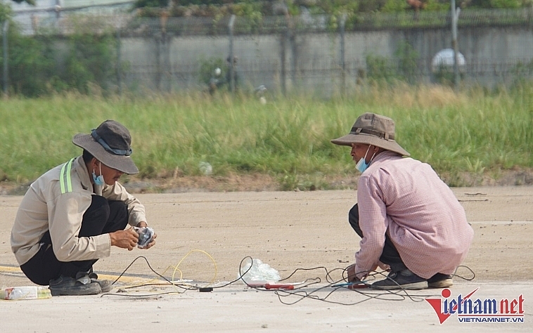 nang nhu thieu 500 cong nhan khong nghi gio to thi cong duong bang tan son nhat