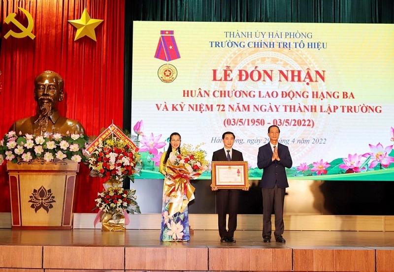 hai phong truong chinh tri to hieu don nhan huan chuong lao dong hang ba