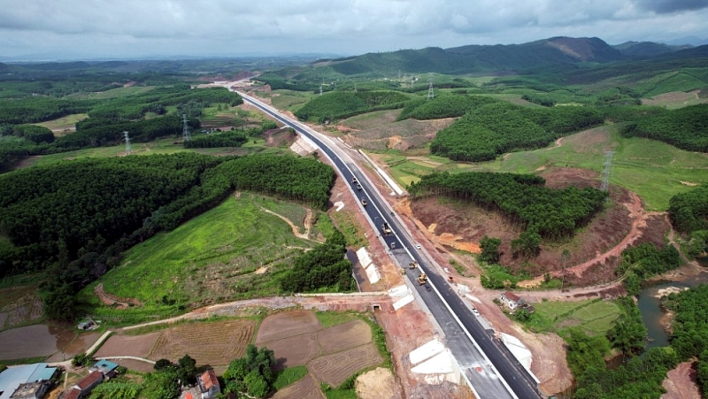 quang ninh khai thac tam thoi cao toc van don mong cai tu ngay 18